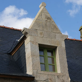 Lucarne à corbelets