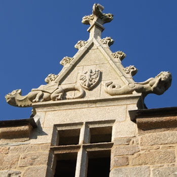 Lucarne gothique ornementée