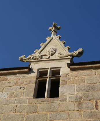 Lucarne gothique ornementée